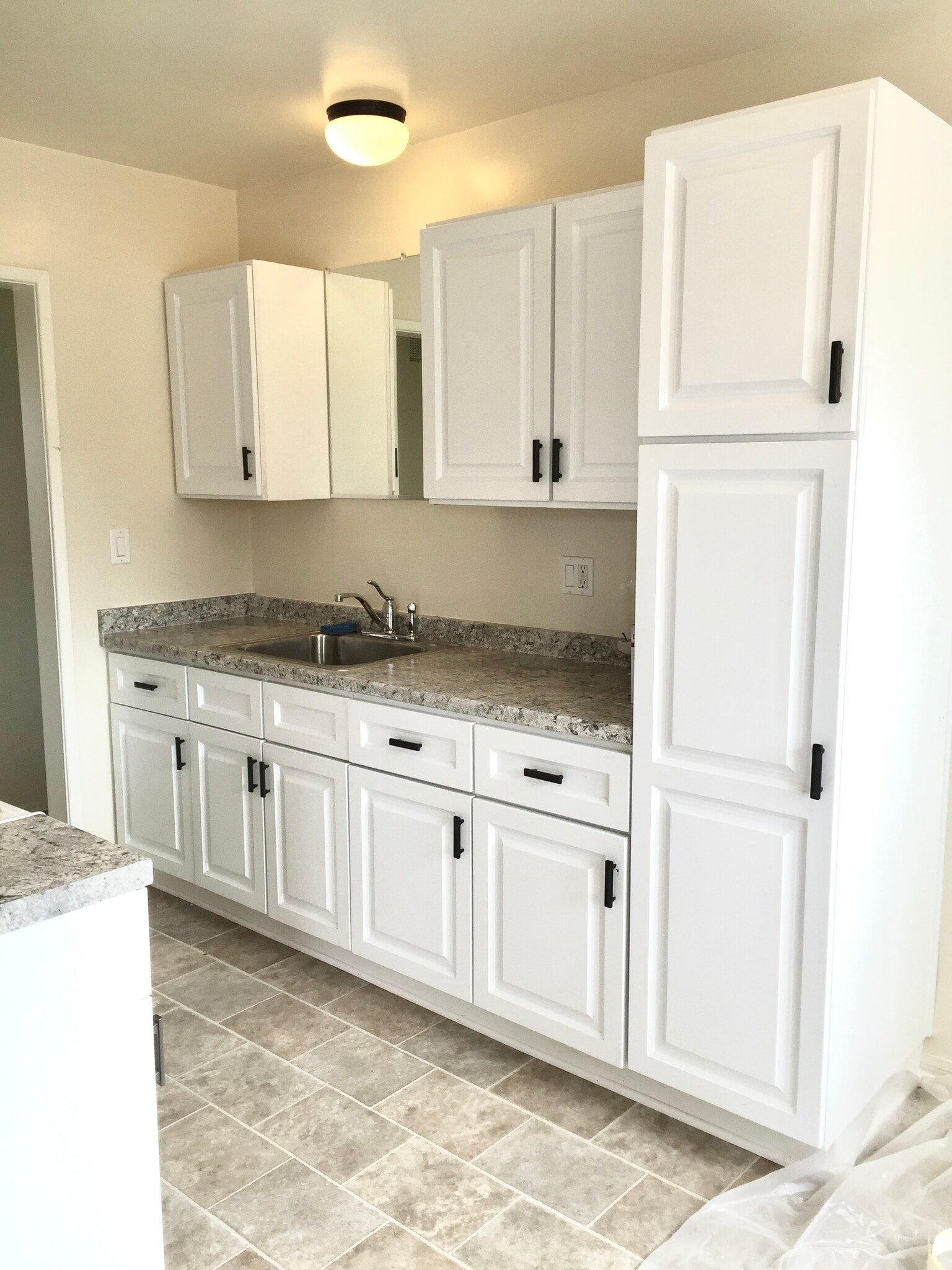 Building Photo - 212 E 8th St