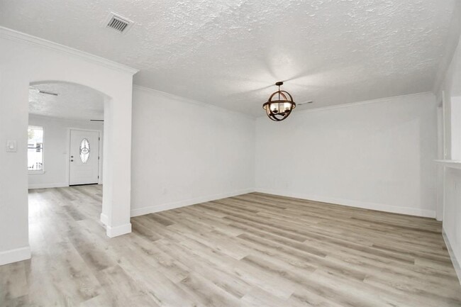 Building Photo - 2243 Matilda St