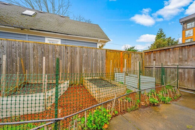 Building Photo - 626 NE Russell St