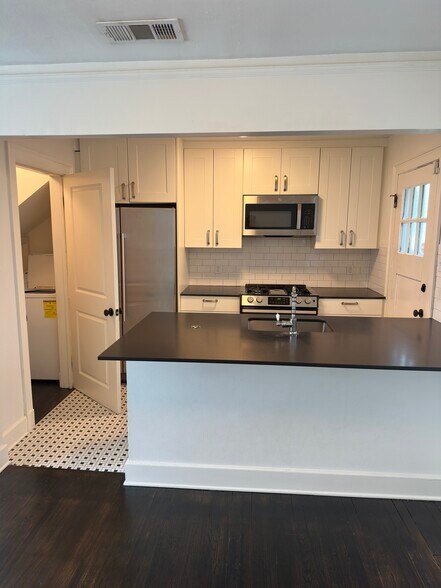 Building Photo - 772 Lakeland Dr