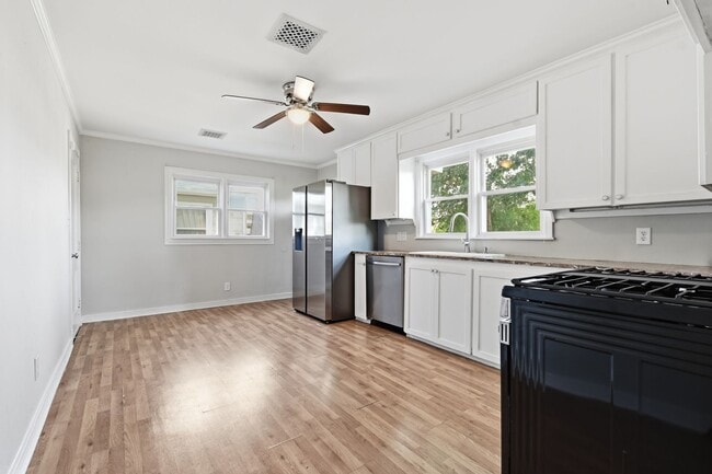 Building Photo - Remodeled Midtown Tulsa Bungalow – Classic Charm with Modern Updates!