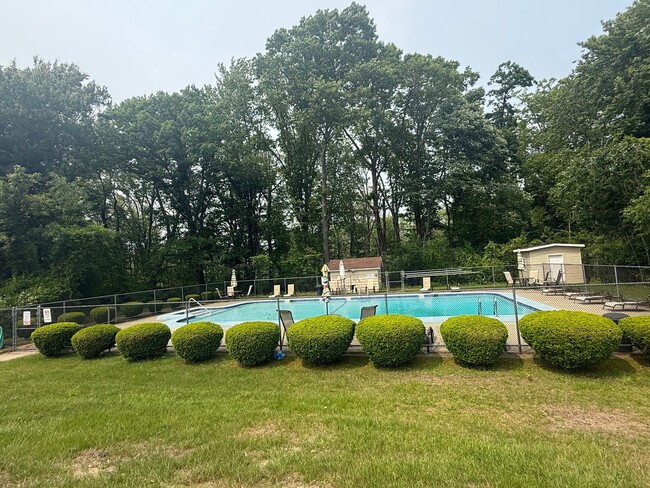 Building Photo - Bright & Modern 1 Bedroom Condo in quiet, ...