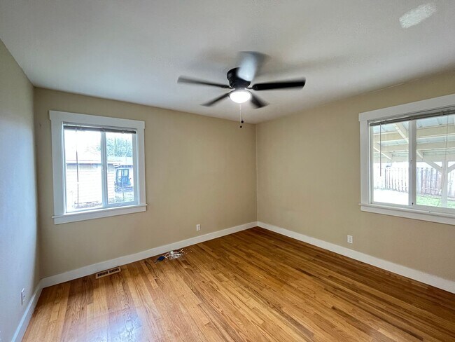 Building Photo - Charming 2 Bed 1 Ba House in Gladstone - Garage, Washer and Dryer, Landscaping Including!