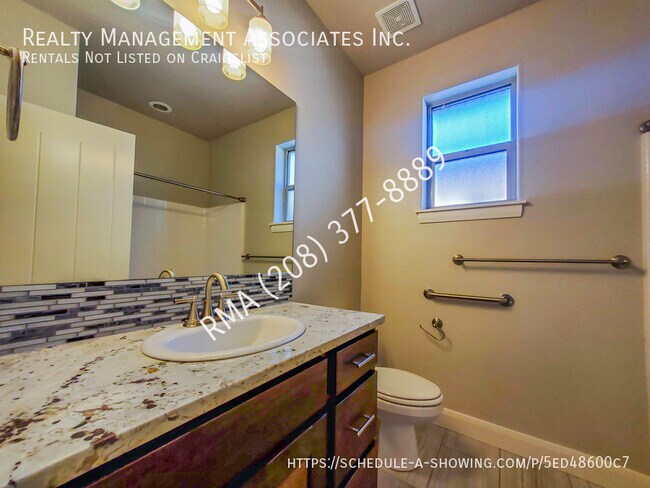 Building Photo - 11277 W Portola St
