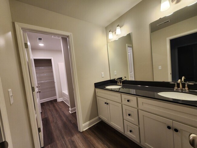 Building Photo - 5 Bedroom 2 Bathroom Home for Rent close t...