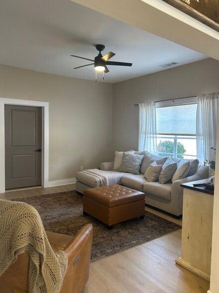 Building Photo - 904 E Main St