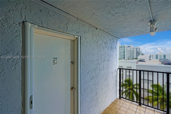 Building Photo - 899 West Dr