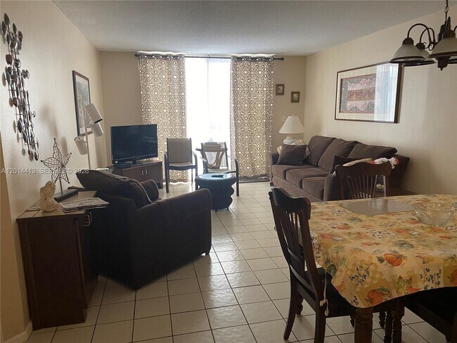 Building Photo - 1817 S Ocean Dr