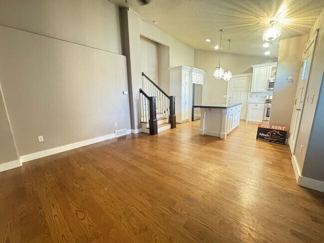 Building Photo - 4 bed 2 bath 2 car garage. Dog Friendly