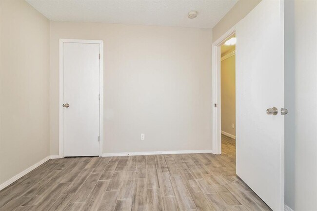 Building Photo - 800 Plaza Dr