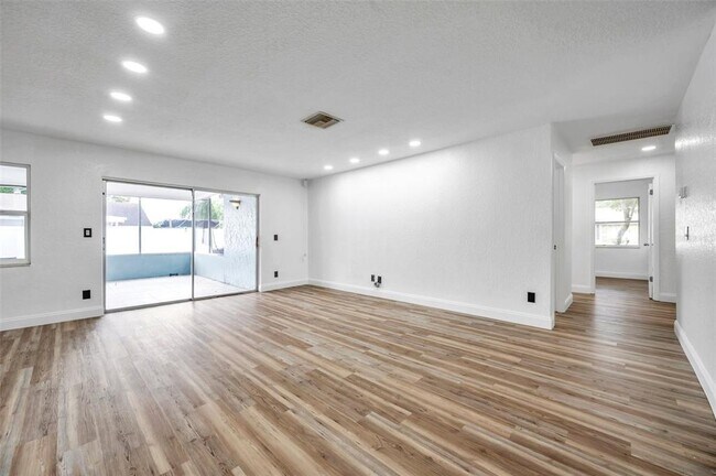 Building Photo - 1520 Windmill Pointe Rd