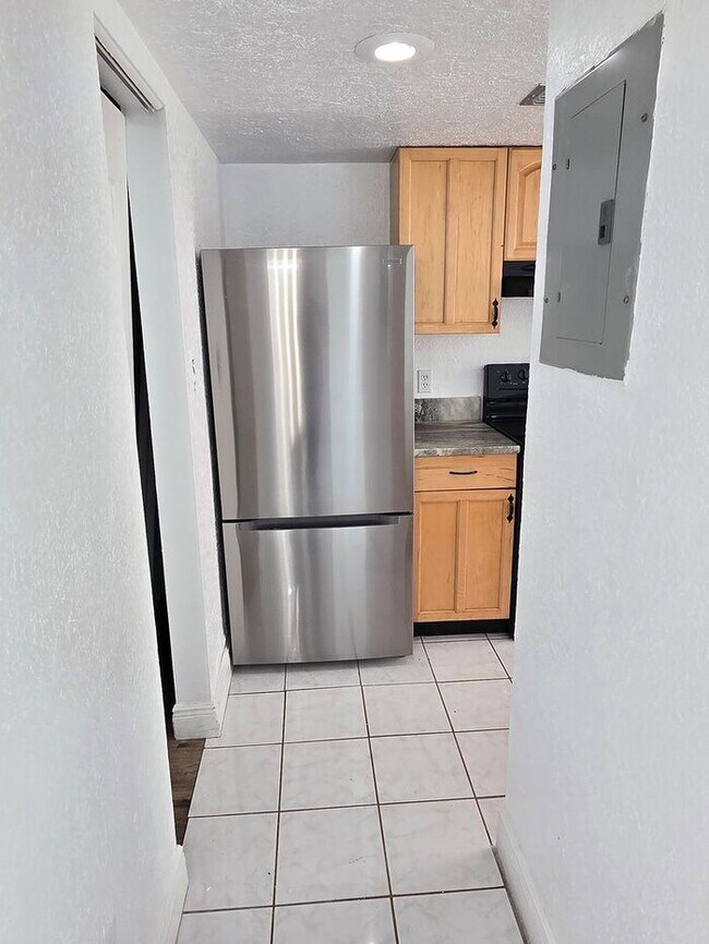 Building Photo - Large Two bedrooms with a cover patio