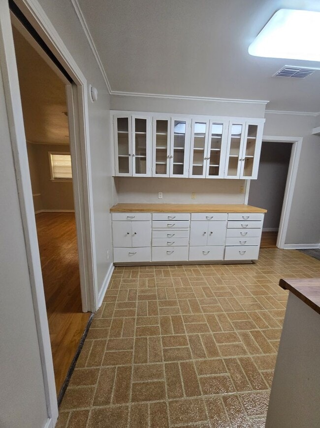 Building Photo - 3 bedroom 2 bathroom