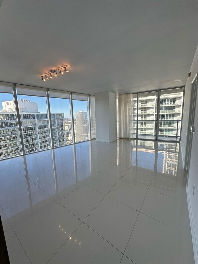 Primary Photo - 495 Brickell Ave