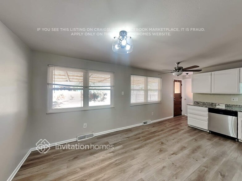 Building Photo - 7113 W Hinsdale Dr