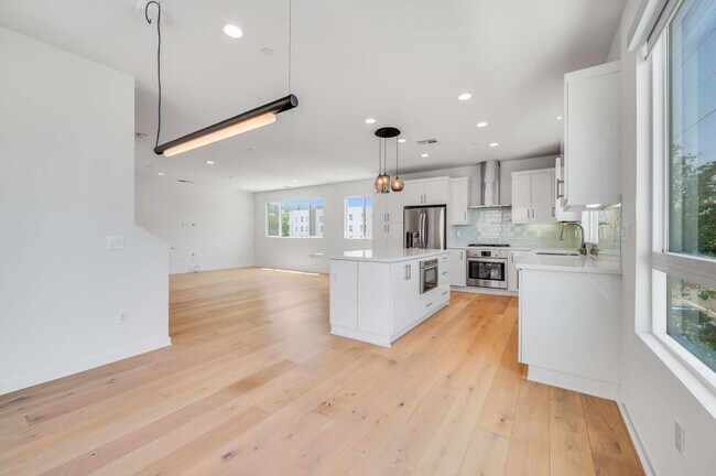Building Photo - 4320 N Eagle Rock Blvd