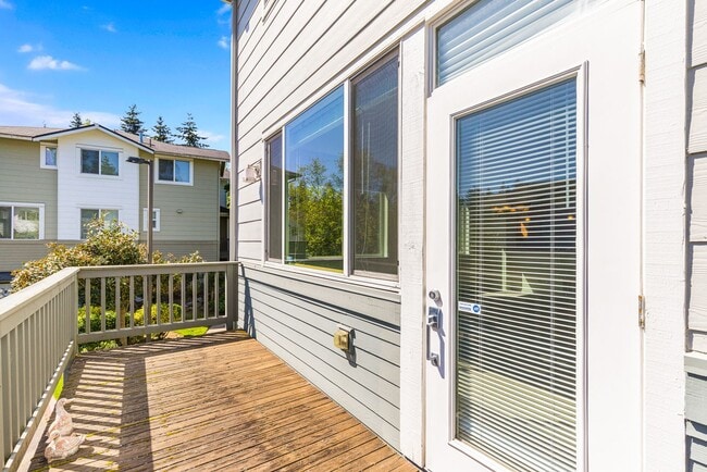 Building Photo - Kirkland Rose Hill - 2 Bedroom Plus Office & Bonus Room & Garage