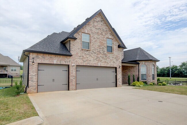 Building Photo - mega Huge wow. 4 bed 3 bath.