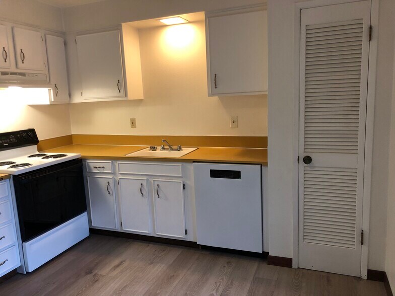 Kitchen - 5204 NE Glisan St