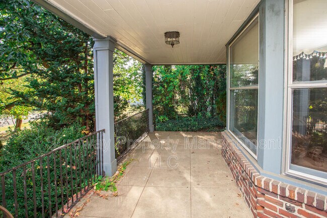 Building Photo - 319 N Newton Lake Dr