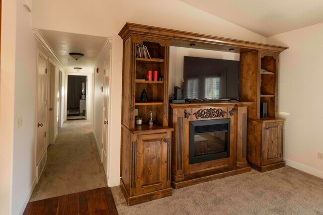 Building Photo - Torino Tower - 913