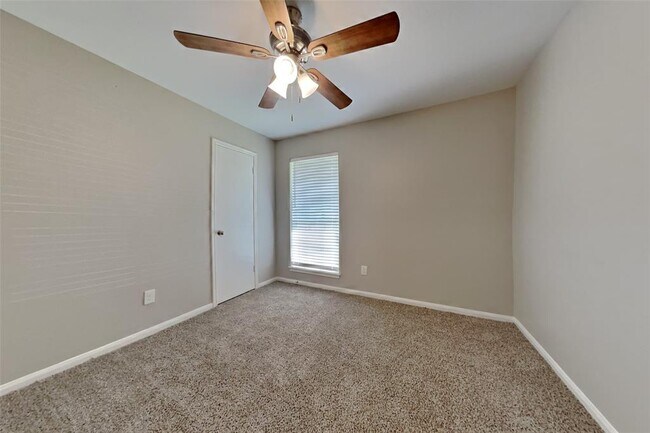Building Photo - 2403 Pine Cone Dr