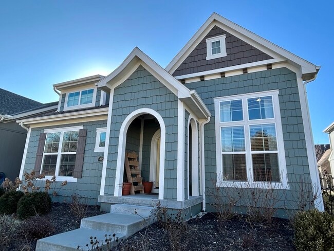 Building Photo - 405 E 32nd Ave