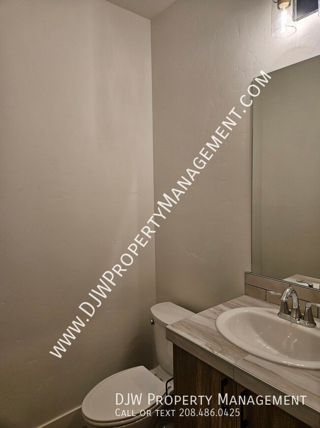 Building Photo - 1338 N Meadowglen Ave