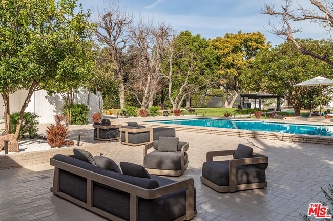 Building Photo - 624 N Beverly Dr