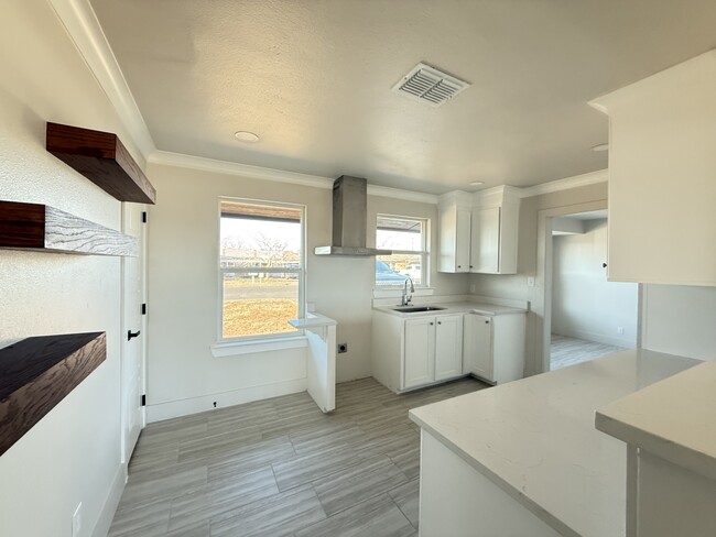 Building Photo - 3504 Thomas Ave