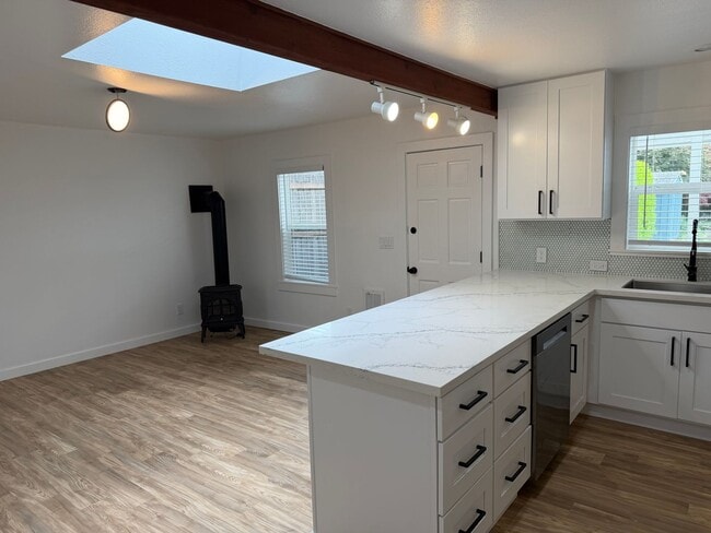 Building Photo - Luxury 2 bedroom 1 bath duplex in a great neighborhood!