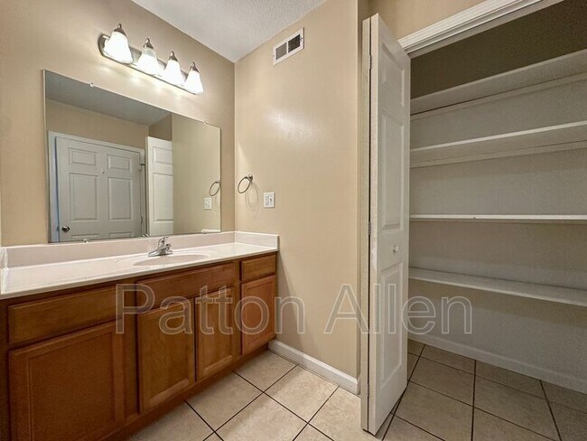 Building Photo - 8 Zell Ln