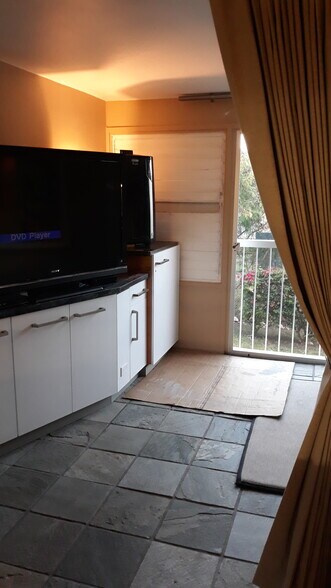 TV and Drier - 85-175 Farrington Hwy