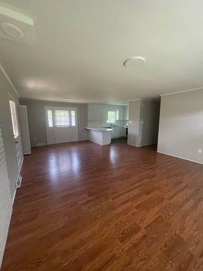 Building Photo - Welcome to this charming 3-bedroom, 2-bath...