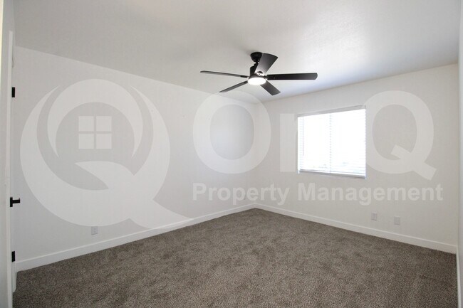 Building Photo - 623 W Guadalupe Rd