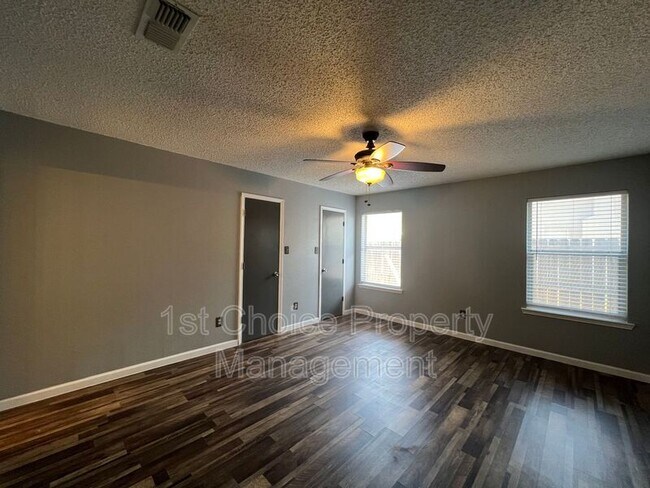 Building Photo - 7904 Fox Chase Dr