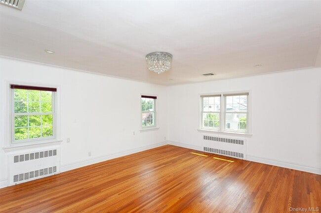 Building Photo - 355 E Beech St