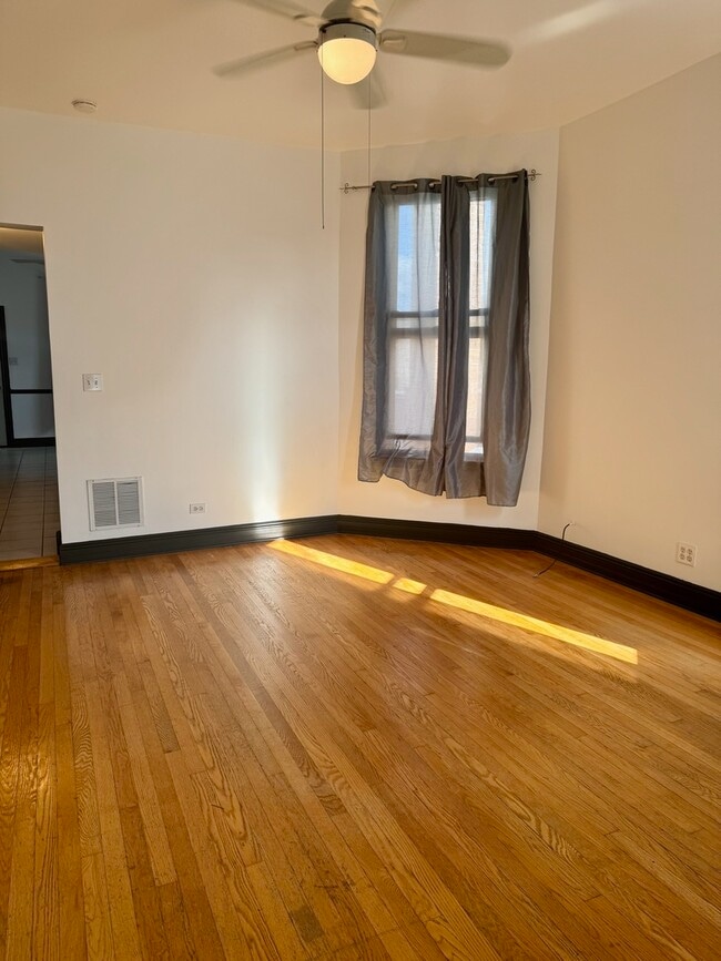 Building Photo - 949 N Damen Ave