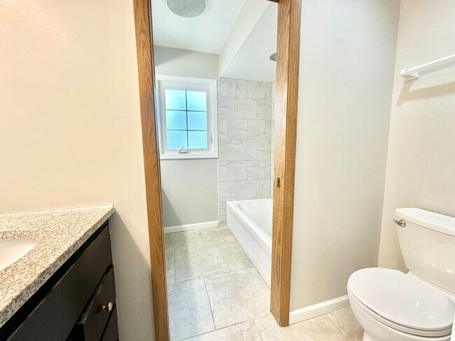 Building Photo - Desirable Mequon Home in Heart of Ville du...