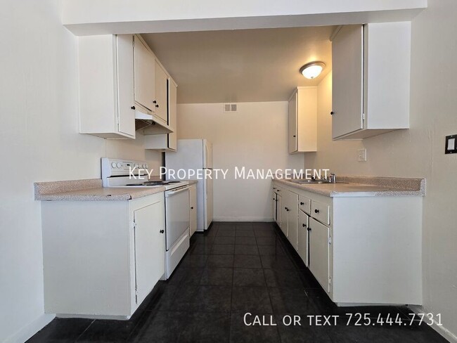 Building Photo - 2 Bedroom 1 Bath Condo Near Cheyenne and R...