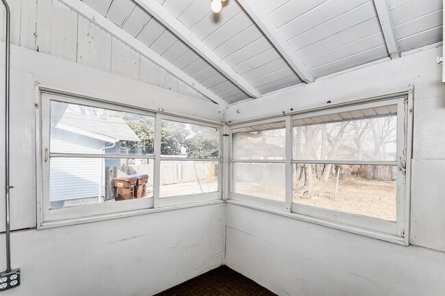 Building Photo - Large Bungalow in Sunnyside Neighborhood!