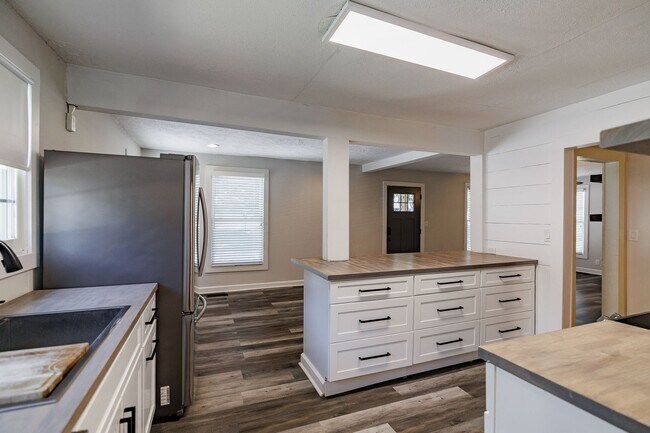 Building Photo - Beautiful Ranch Home in Prime Jefferson Location – Pet Friendly!