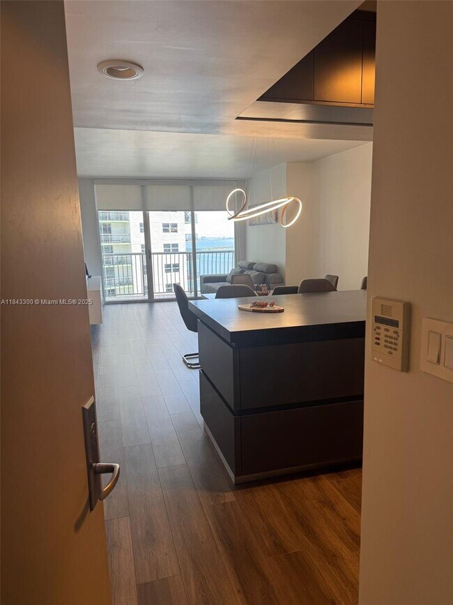 Building Photo - 1750 N Bayshore Dr