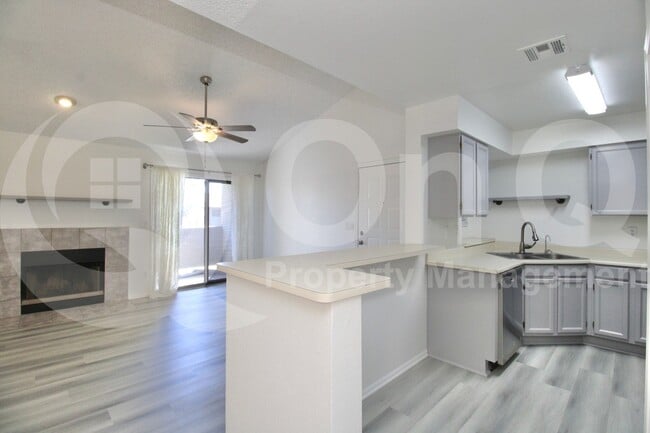Building Photo - 533 W Guadalupe Rd