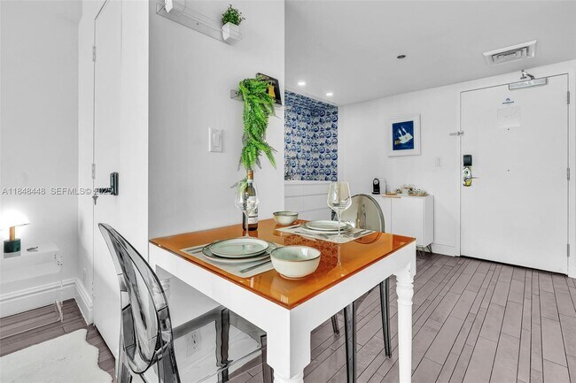 Building Photo - 1100 West Ave