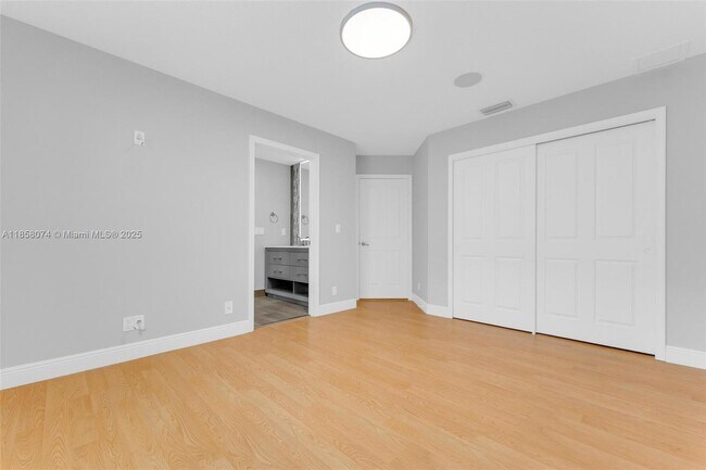 Building Photo - 2715 Edgewater Ct