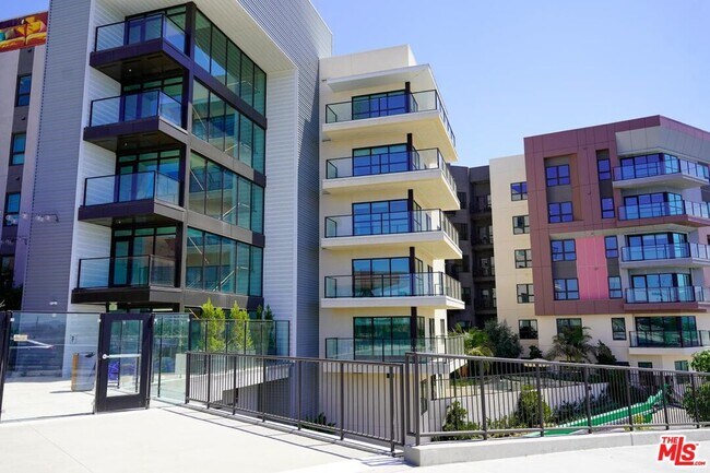 Building Photo - 800 N Front St