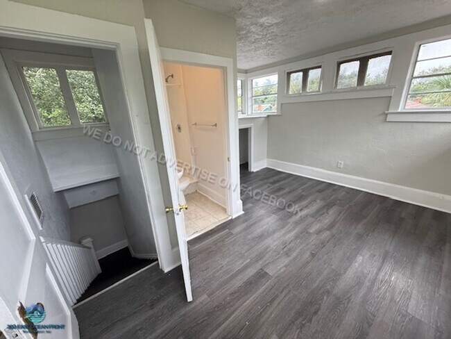 Building Photo - Gorgeous 2 story, 3 bedroom / 2bathroom ho...