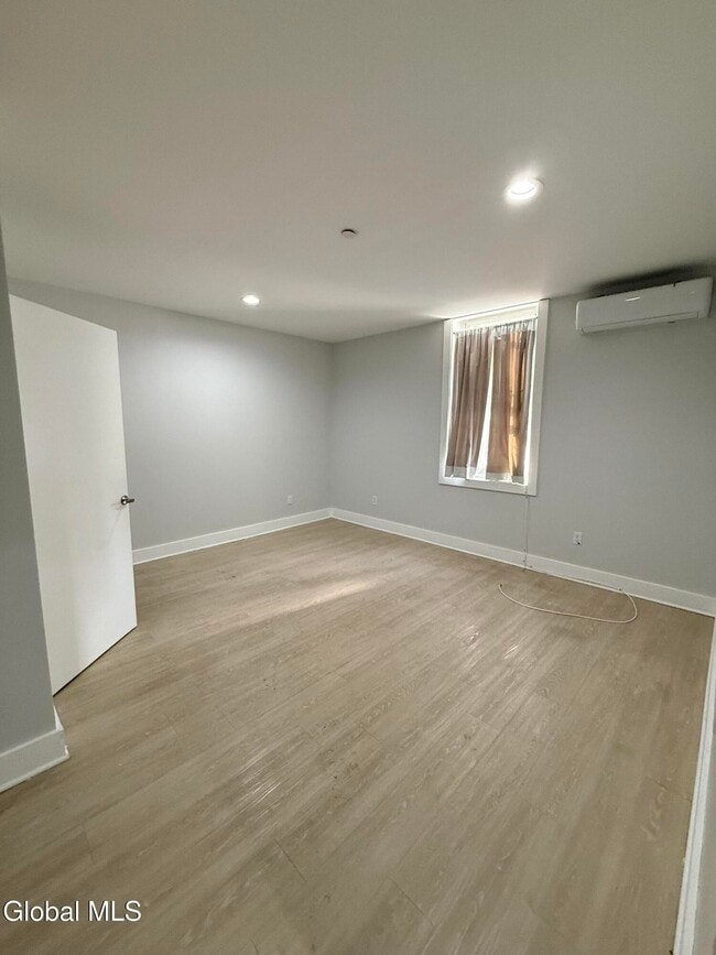 Building Photo - 5 Broadway