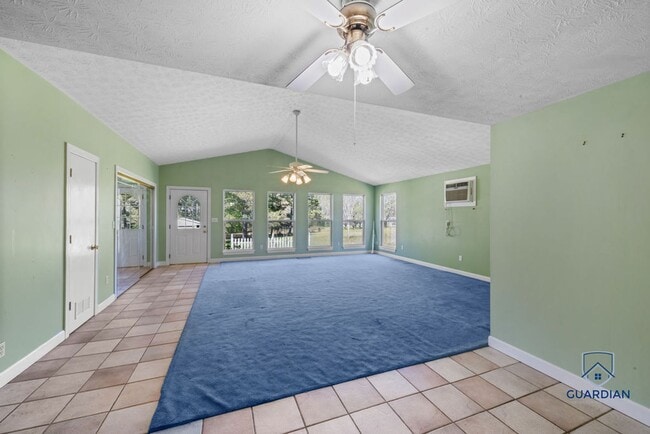 Building Photo - 3 bedrooms, 1.5 bath on large lot in North...